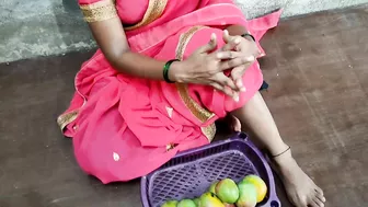 For money Indian mango seller gets lured into chudai with customer