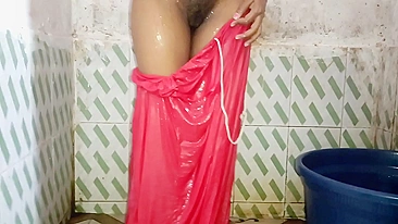 Indian porn video of Bhabhi peeing while relaxing in the bathroom