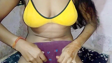 Curvy Indian sister-in-law demonstrates assets before having chudai