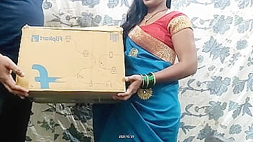 Grateful Indian girl rewards kind delivery guy with spontaneous chudai