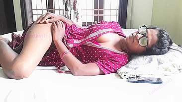 Nerdy Bhabhi doesn't mind having quickie with lover in the bedroom