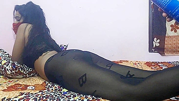 Servant satisfies needs of Indian mistress in pantyhose using his dick