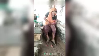Penniless shopkeeper Desi aunty mature show pussy local boy for cash Penniless shopkeeper Desi aunty mature show pussy local boy for cash