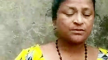 Penniless indian aunty sex with son in law for cash