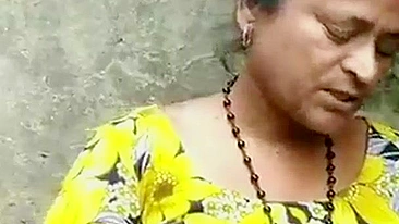 Penniless indian aunty sex with son in law for cash