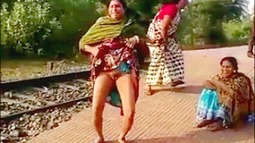 Big boobs Desi aunty showing pussy local boy at the train stop