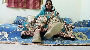 Indian sex, Gujarati hot Bhabhi in the saree using her magical feet