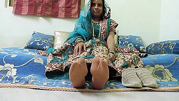 Indian sex, Gujarati hot Bhabhi in the saree using her magical feet