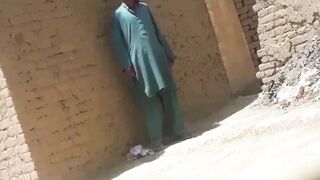 Lover waits for Indian bhabhi to fuck by the wall in the caught video