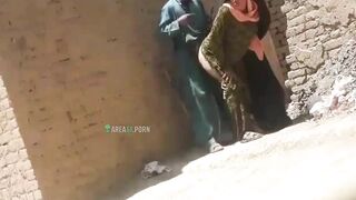 Lover waits for Indian bhabhi to fuck by the wall in the caught video