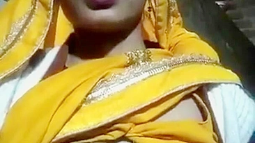 Leake Indian porn video of village teen babe showing big boobs