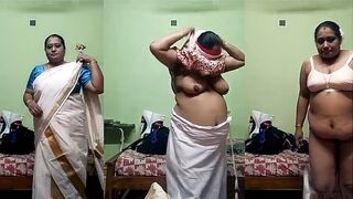 Mallu aunty shows on XXX cam her abnormally big boobs, indian xxx sex