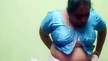 Mallu aunty shows on XXX cam her abnormally big boobs, indian xxx sex