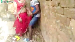 Outdoor Bhabhi seduces devar! This cheating wife caught by local boy on cam