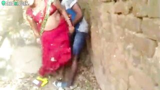 Outdoor Bhabhi seduces devar! This cheating wife caught by local boy on cam