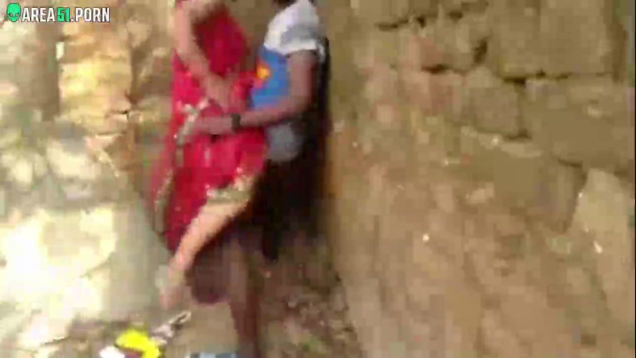 Outdoor Bhabhi seduces devar! This cheating wife caught by local boy on