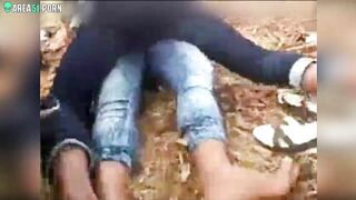 Desi wife cheats on her man outdoor! Lover ko khet me choda porn