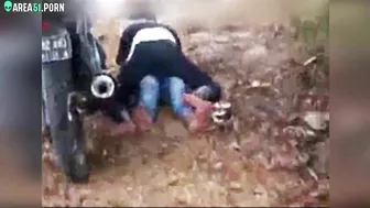 Desi wife cheats on her man outdoor! Lover ko khet me choda porn