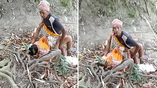 Indian man in turban fucks wife outdoors and is caught by phone camera