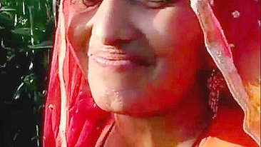 Indian aunty is going to masturbate in cornfield but she is caught