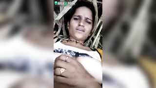 Man turns Indian lover on by fingering in the phone caught video