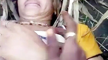 Man turns Indian lover on by fingering in the phone caught video
