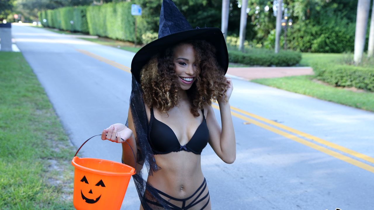 1280px x 720px - Curly-haired Ebony minx drilled with big XXX bulge on Halloween | AREA51. PORN