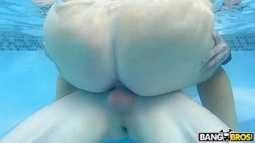 Swanky blonde polishes lover's dick with her XXX twat in the pool