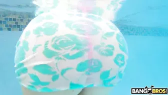 Stud enjoys drilling blonde's moist XXX snatch standing in the pool