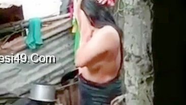 Bodacious Indian woman takes a bath in the amateur caught video