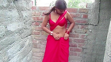 Indian lover of pink lingerie shows how sexy she is in caught video