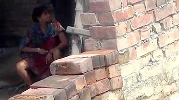 Passer-by starts filming caught video when seeing Indian girl's pussy