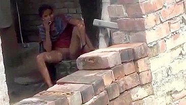 Passer-by starts filming caught video when seeing Indian girl's pussy