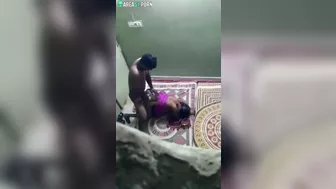 Lover fucks Indian bhabhi from behind in the phone caught video