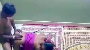 Lover fucks Indian bhabhi from behind in the phone caught video