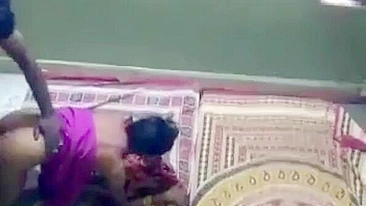 Lover fucks Indian bhabhi from behind in the phone caught video