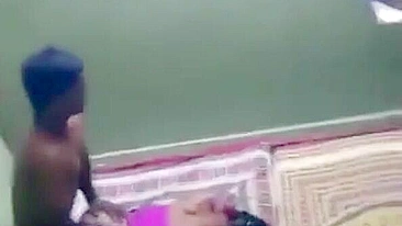 Lover fucks Indian bhabhi from behind in the phone caught video