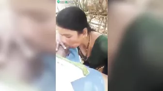 Lustful Indian bhabhi sucks lover's penis in phone caught video