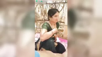 Lustful Indian bhabhi sucks lover's penis in phone caught video