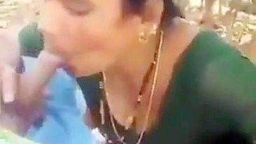 Lustful Indian bhabhi sucks lover's penis in phone caught video