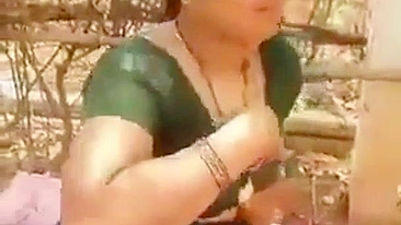 Lustful Indian bhabhi sucks lover's penis in phone caught video