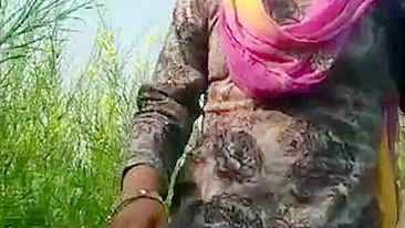 Shy Indian aunty finds the courage to piss for the caught video
