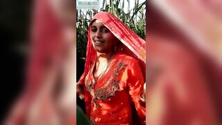 Caught video where Indian aunty is going to masturbate in cornfield