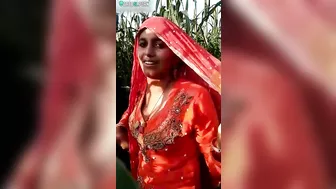 Caught video where Indian aunty is going to masturbate in cornfield