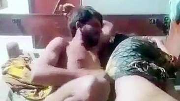 Bhabhi's Indian lover drills her wet vagina in phone caught video