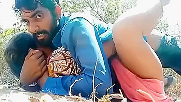 Bearded macho fucks Indian bhabhi in the outdoor caught video