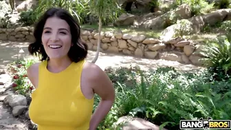 Voracious Latina hussy gives outdoor XXX blowjob to the lucky cock