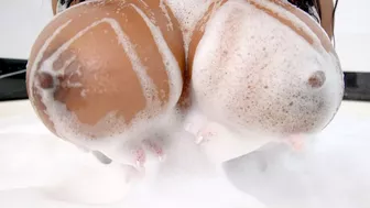 Chocolate mom shows her big juicy tits in a XXX bubble bath Chocolate mom shows her big juicy tits in a XXX bubble bath