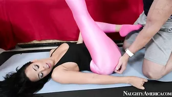 Sportsman goes hard for XXX pornstar in pink leggings and gets sucked