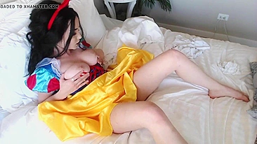Snow White amateur with her dildo